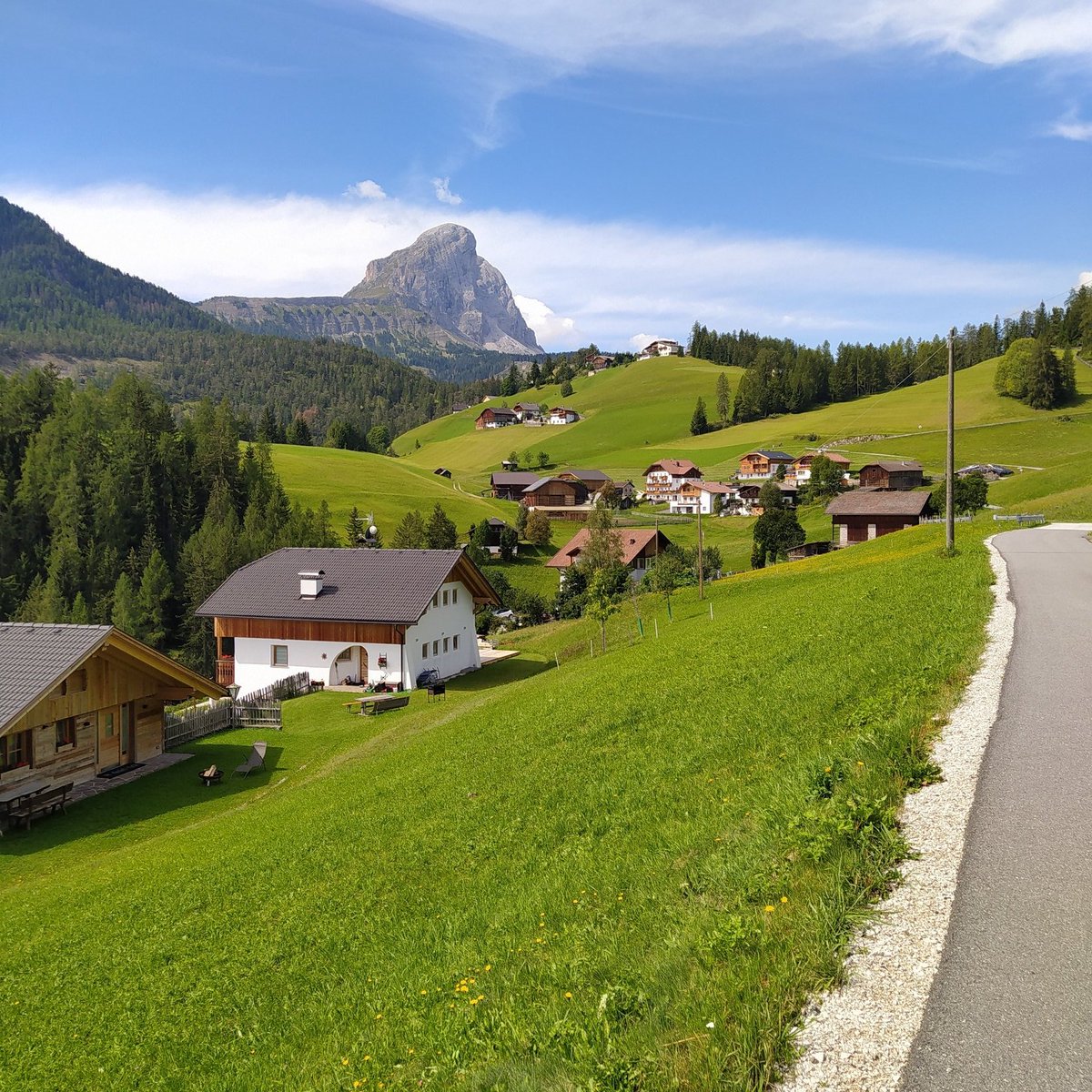 Che piacevole scoperta, salita in bici al passo delle Erbe, Alta Badia,  passando per Miri', zero traffico, stradina immersa nel bosco, fantastico...