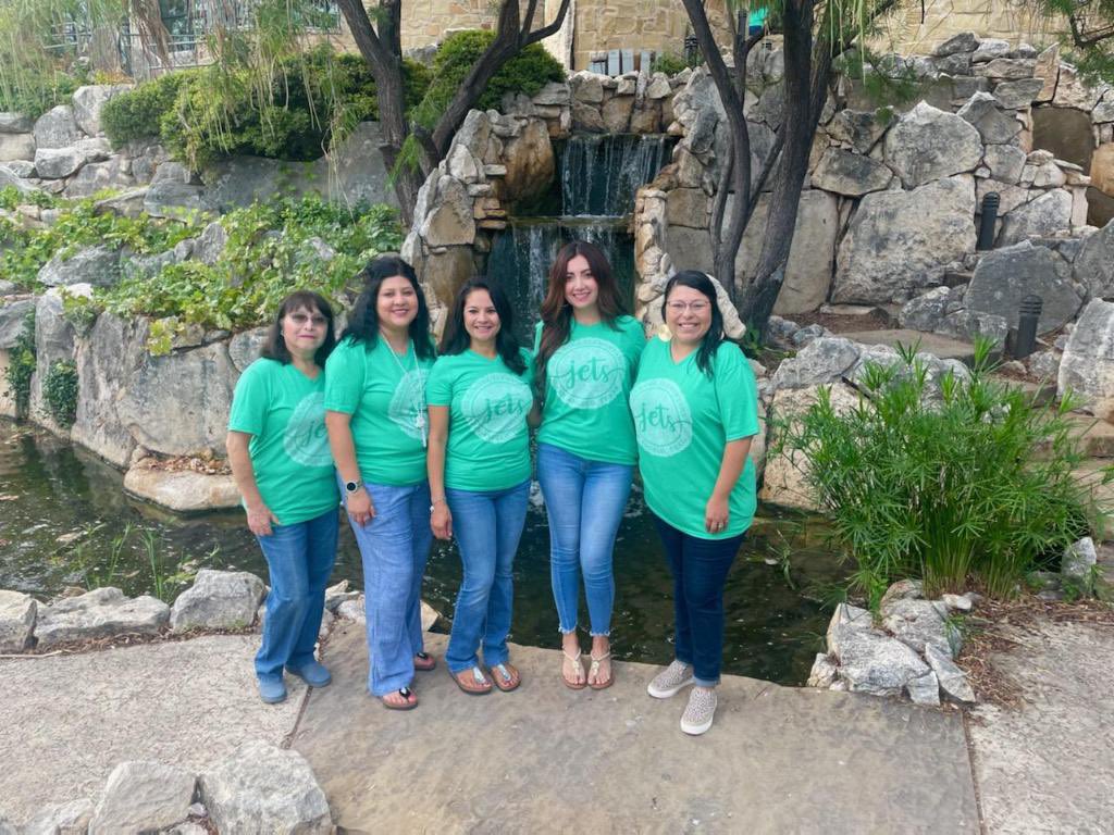 SaisdB's tweet photo. Nuestras maestros Bilingues de la escuela primaria de Glenmore estan listas para empezar el ano muevo! #orgullobilingue @farrahgomez678 @SanAngeloISD https://t.co/vkZlhObsB6