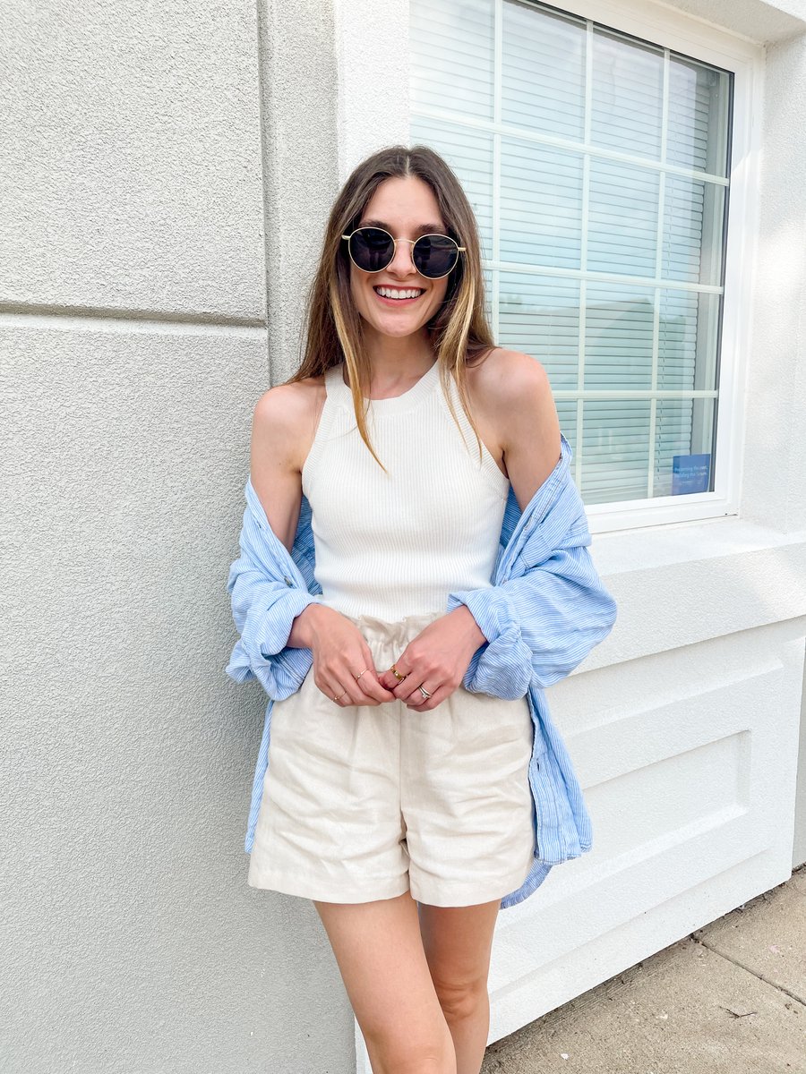 Now that falls just around the corner get my tips on how to transition these linen shorts for the next season. thedarkplum.com/2022/08/how-to…