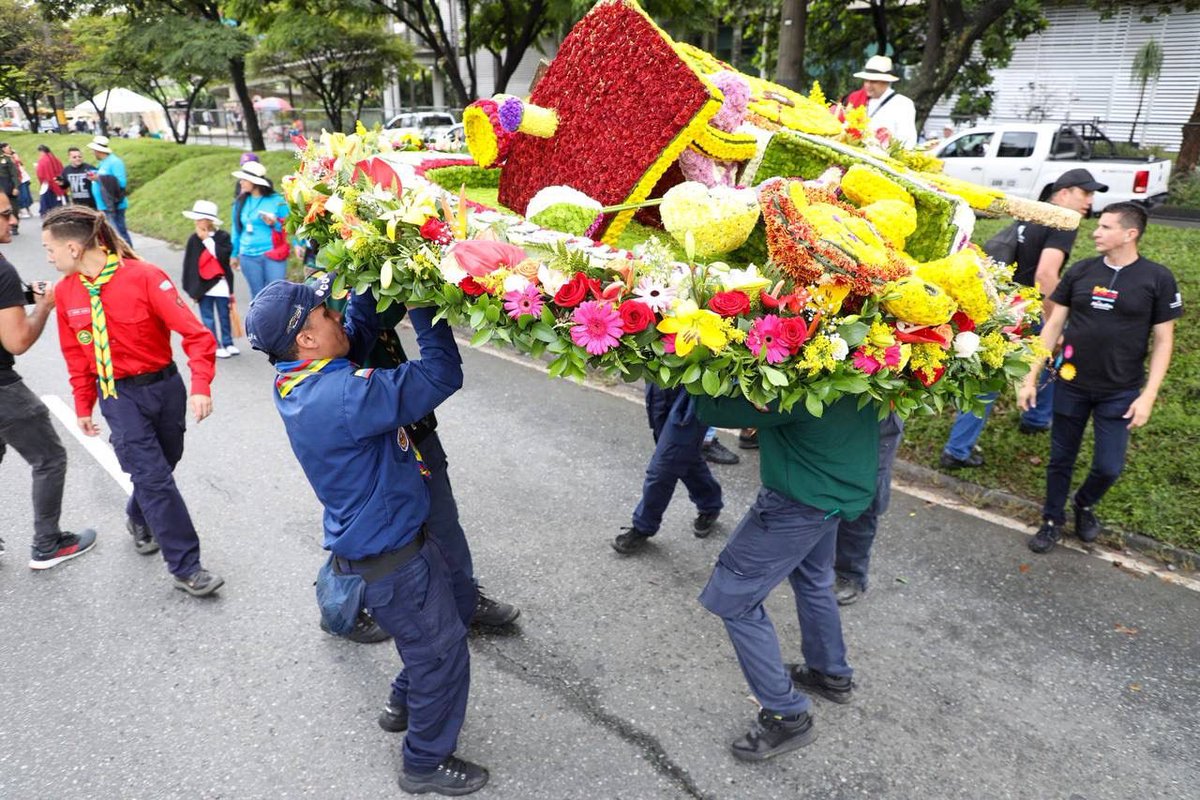 plazamayormed's tweet photo. 🌼💐🌺 La cultura silletera es nuestro mayor patrimonio, hoy la aplaudimos con el desfile que hace honor a nuestras tradiciones. 

#AquíTodoFlorece
#DesfileDeSilleteros https://t.co/1nDcn45j8V