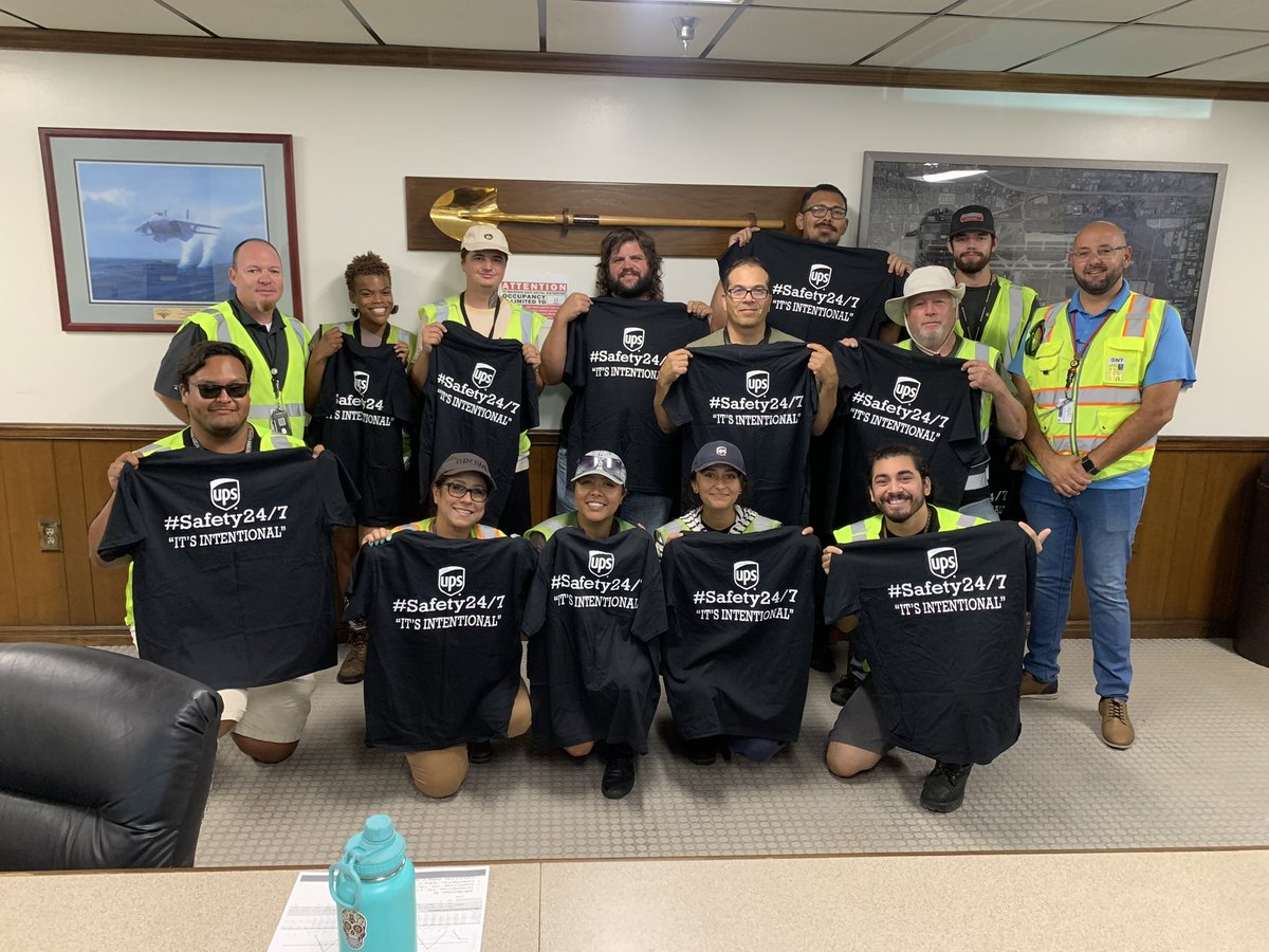 Great way to end a safety meeting. Some of the Ontario Morning Ramp safety team being recognized for their efforts! #safebychoice #ontmorningramp @jpaloupsair @TimLeslieUPS