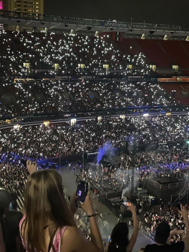lexiwrestling's tweet photo. 50,000 fans were in attendance for Mainstream Sellout Tour in MGK'S hometown in Cleveland, Ohio
Incredibly proud of MGK!!🤘💗🖤 #machinegunkelly #mgk #mgkday #MainstreamSelloutTour #lifeispink #Cleveland 
[📸: Credit to the owners] @machinegunkelly https://t.co/NPopIh3lOk