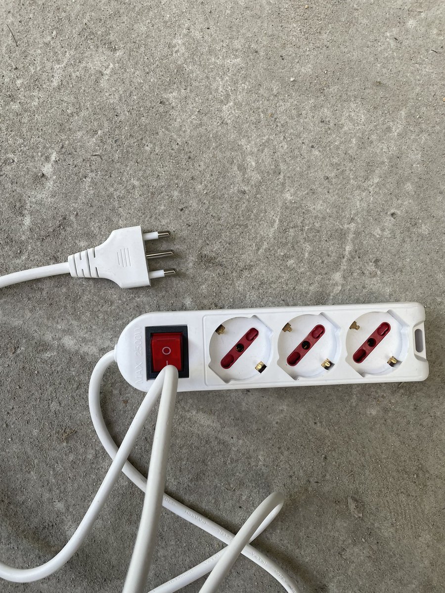 Koop ik in een winkel in Italië een stekkerdoos, kom ik terug bij mijn caravan blijkt hij totaal niet te passen, lang leven de <a href="/EuropeseUnieOrg/">EuropeseUnie.org</a>