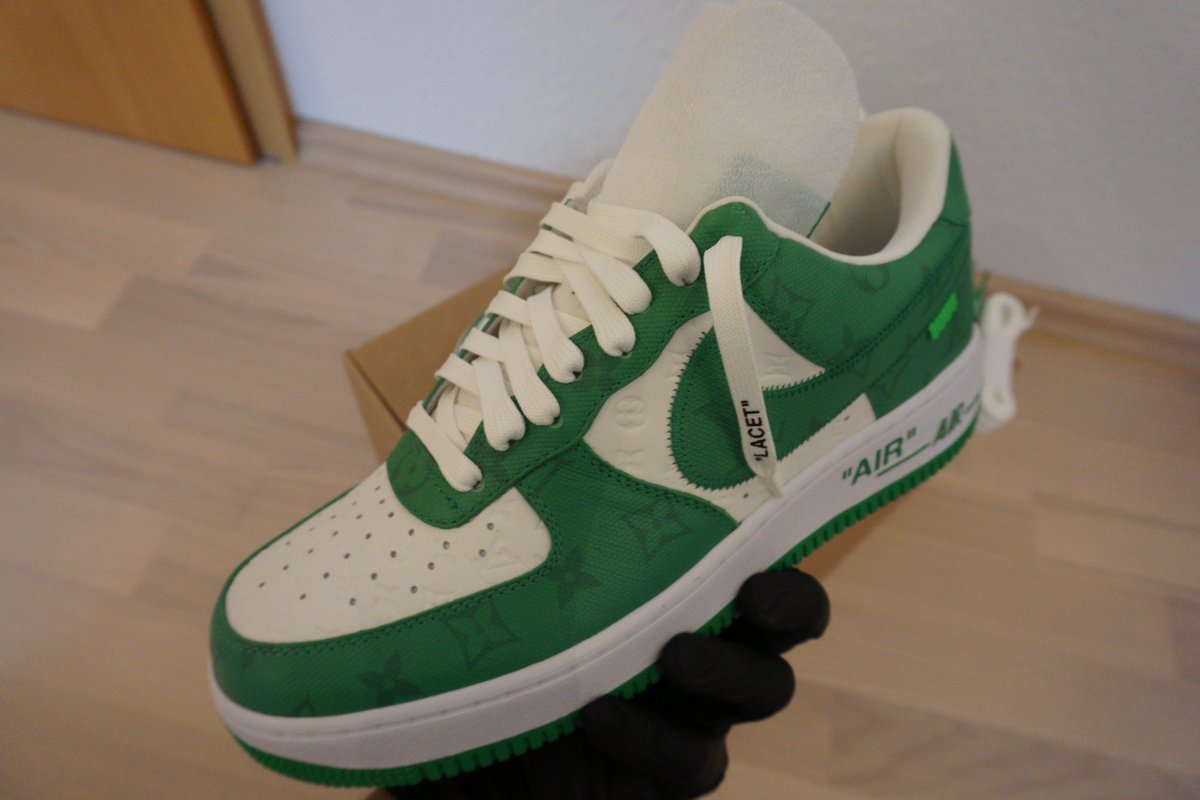 WTS Louis Vuitton Air Force Green US 10 - EU located

if you know someone whos interested lmk
random retweet gets 50$ after successful sale