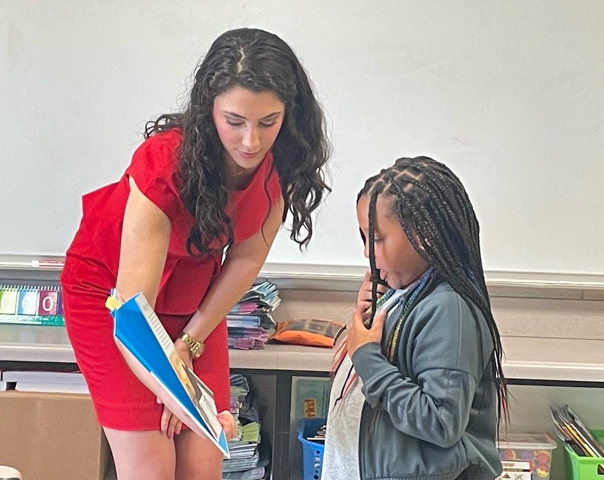 AnelloWx's tweet photo. I loved getting to read to these Providence 3rd graders! We read about lightning, thunderstorms, & tornadoes. Had a Q&A session, gave away goodies, and even a tour of the StormTracker 31 vehicle, powered by @LynnLaytonChevy! Very bright students!! #3rd #GuestReader #STEMStudies https://t.co/GpMfBhnmOP