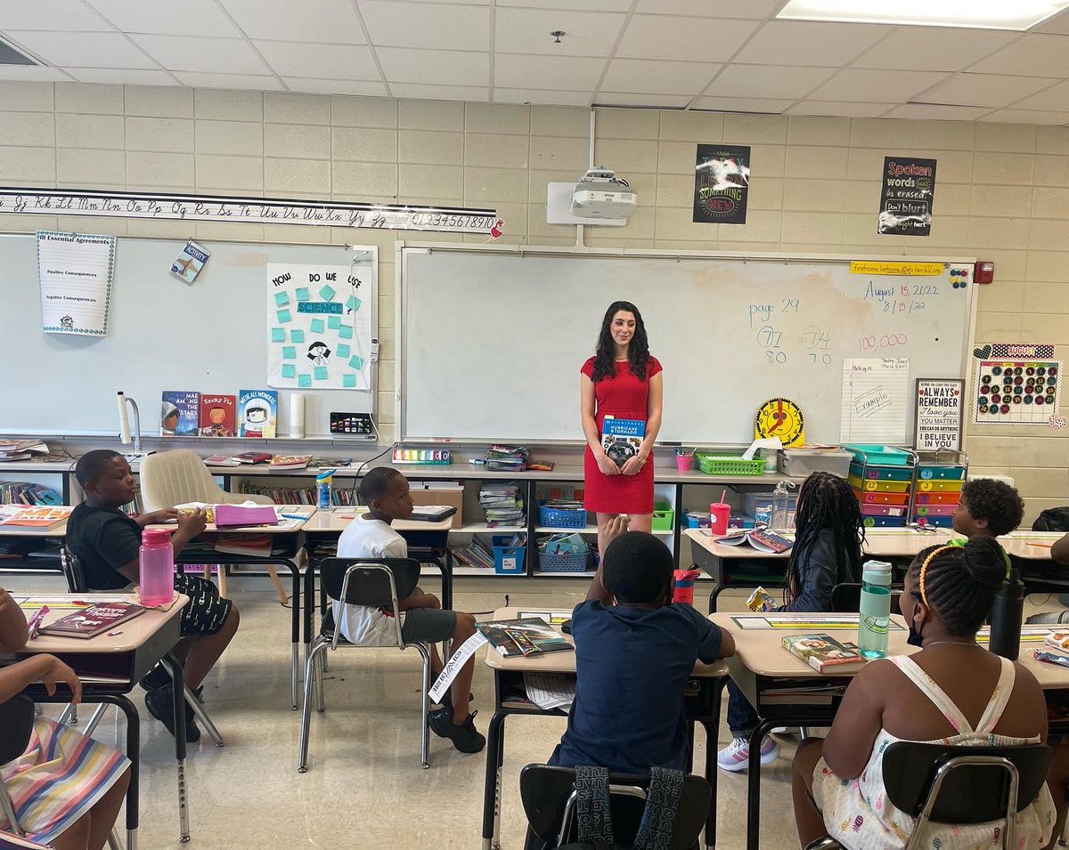 AnelloWx's tweet photo. I loved getting to read to these Providence 3rd graders! We read about lightning, thunderstorms, & tornadoes. Had a Q&A session, gave away goodies, and even a tour of the StormTracker 31 vehicle, powered by @LynnLaytonChevy! Very bright students!! #3rd #GuestReader #STEMStudies https://t.co/GpMfBhnmOP