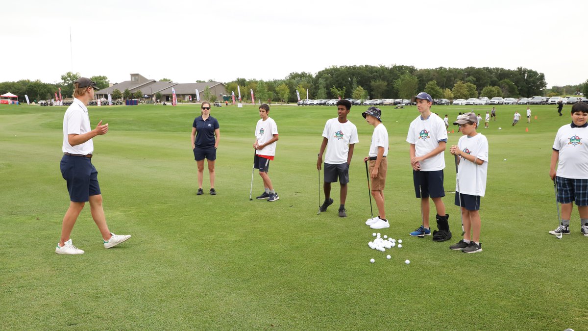 TNYouthFDN's tweet photo. Winnipeg Jets Hockey Academy students enjoyed learning how to golf at @southwood1894 ahead of the @ManitobaOpen! 🤩 ⛳

Thank you to the @UMBisonsGolf team for taking time out of their day to teach the students about the game!

#WJHA | #TNYF https://t.co/1vbhByIJCX