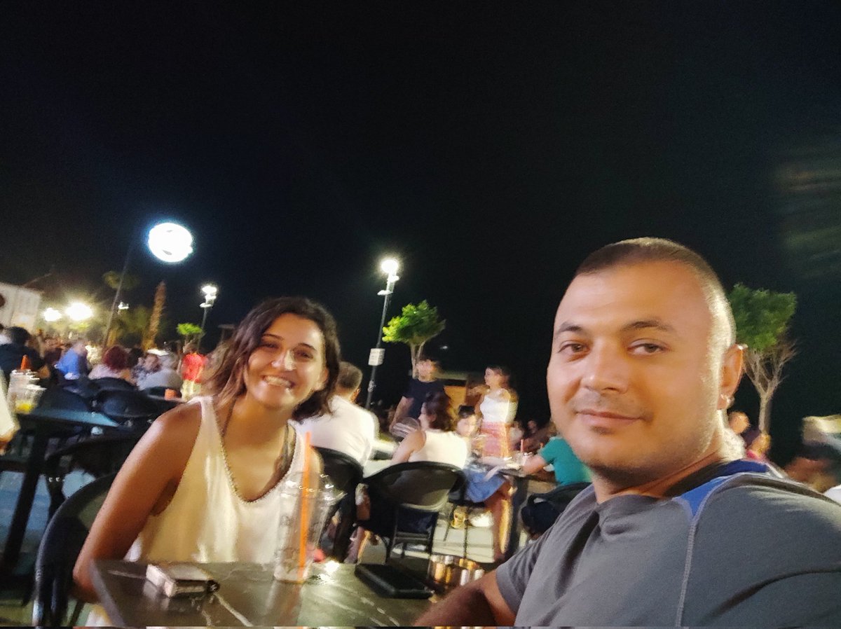 Tesadüfler 
Antalya'da yıllar önce deniz kenarında kahve içecektik. İçemedik. Başka başka illerde yaşarken 3. bir ilde  deniz kenarında karşılaştık ve o kahveyi içtik. 
Kozmik şakacı iş başında