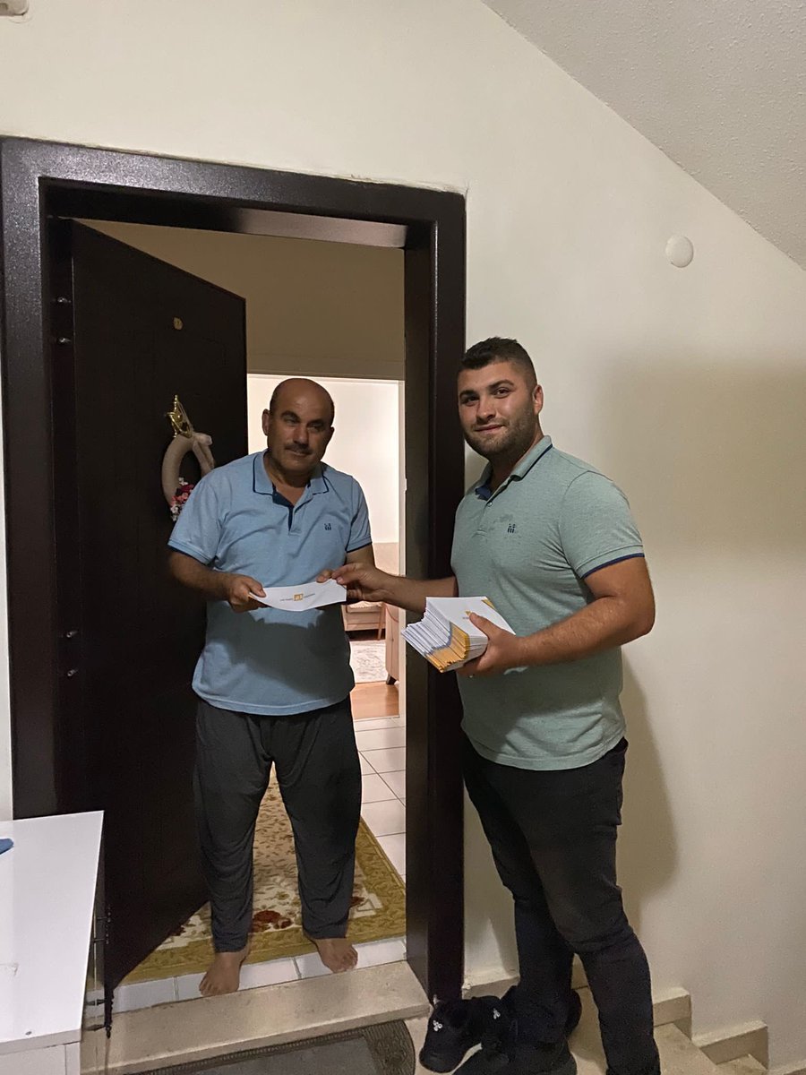 akgnconikisubat's tweet photo. 🎇21 Yıllık Başarımızla🎇

Partimizin kuruluşunun yıl dönümüne özel kıymetli Cumhurbaşkanımız @RTErdogan 'ın 21. Yılımıza özel mektuplarını kapı kapı dolaşıp vatandaşlarımıza ulaştırıyoruz.💪

🏘Onikişubat Heryerde👣 https://t.co/qogX6vDMfo