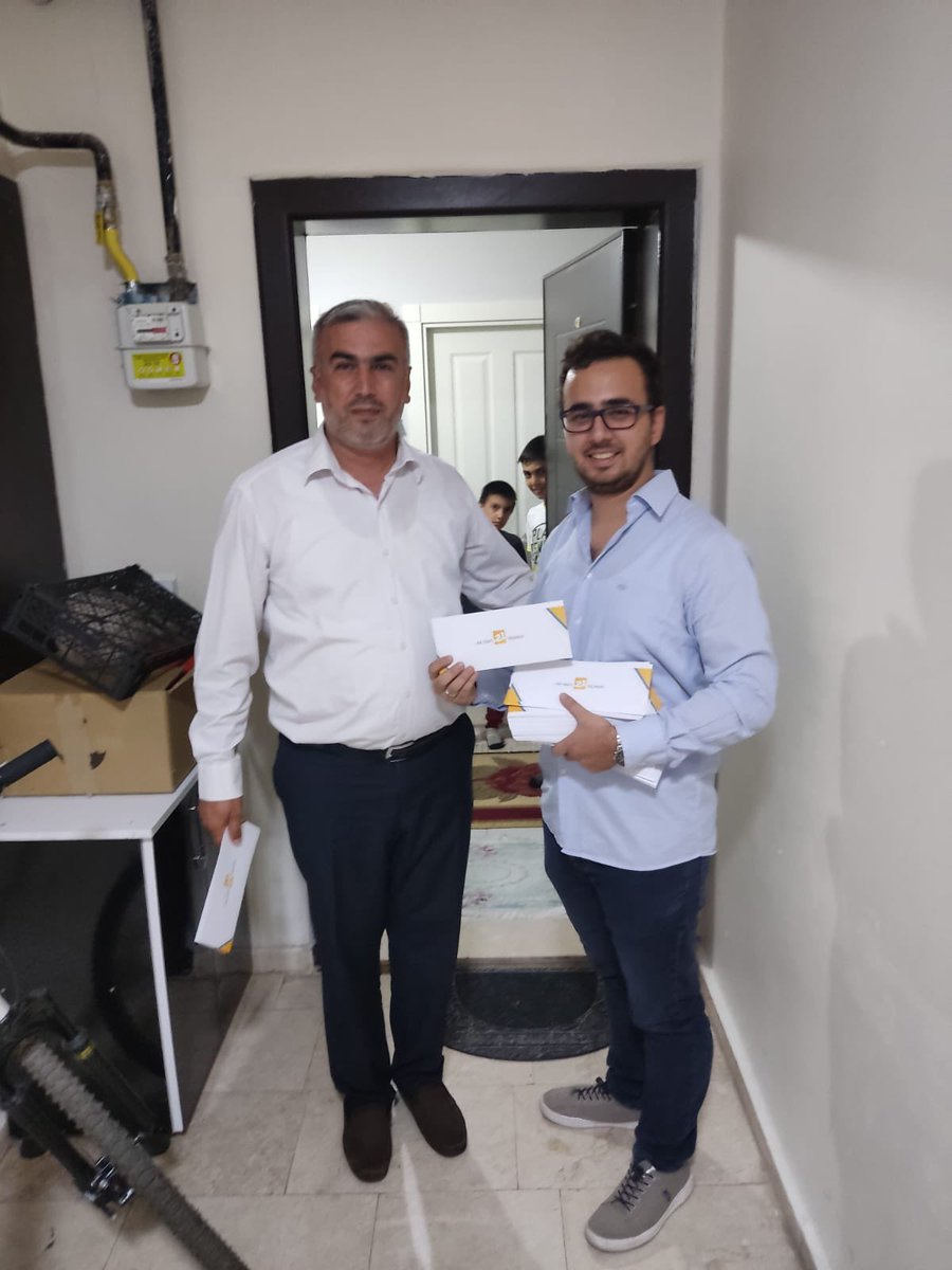 akgnconikisubat's tweet photo. 🎇21 Yıllık Başarımızla🎇

Partimizin kuruluşunun yıl dönümüne özel kıymetli Cumhurbaşkanımız @RTErdogan 'ın 21. Yılımıza özel mektuplarını kapı kapı dolaşıp vatandaşlarımıza ulaştırıyoruz.💪

🏘Onikişubat Heryerde👣 https://t.co/qogX6vDMfo