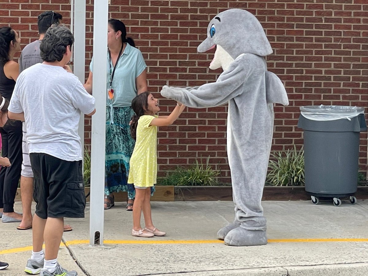 EchoLakeElem's tweet photo. Popsicles with the Principal was such a “cool treat!” We loved getting to meet Mrs. Gonzalez, high fiving Bubbles, and seeing all the wonderful Echo Lake family faces! #ELESDolphins #DreamBigDolphins https://t.co/Gh7DkJafiy