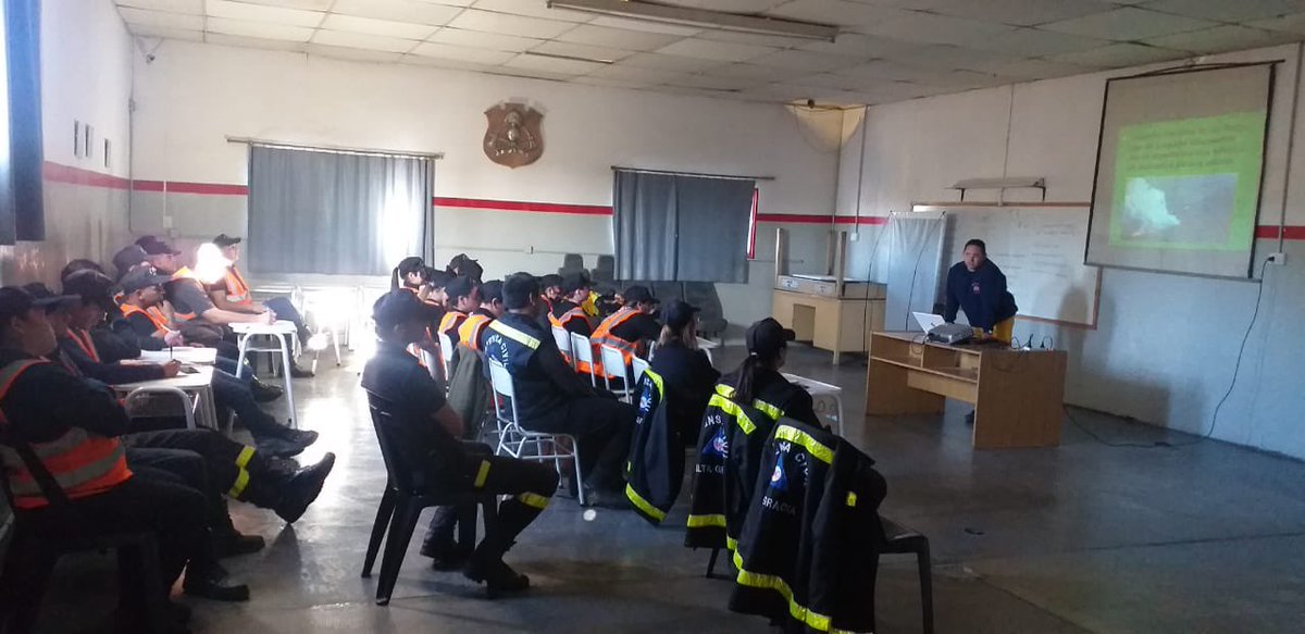 #DC 👮🏻 #Bomberos 🧑🏽‍🚒 ~ Compartiendo experiencias y saberes al servicio de nuestra comunidad . 
Este lunes abordamos temas sobre incendios forestales interfaces. Preparándonos … hoy , para la epoca de estos lamentables eventos en nuestra jurisdicción. #DptoStaMaria #AltaGracia