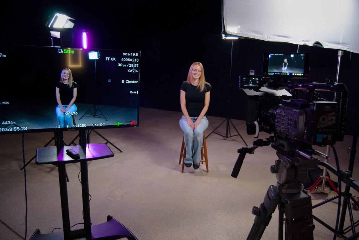 edithousestudio's tweet photo. Edit House Film Studios offers a full film/photography studio - Floor-to ceiling Green Screen room, Sound Proof Audio Recording space, &amp; adjacent dressing area with color-temp. adjustable lighted mirror, jib, slider, sound, portable lighting, and other amenities. #nmfilm #filmnm https://t.co/kRlCPLXxRm