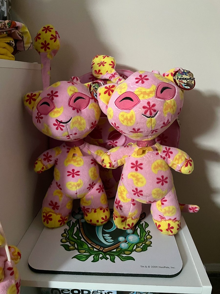 Melzfitt's tweet image. The first of my bargain plush have arrived!!! When I saw another one of these guys pop up for $21 I just had to have him… I purchased my first one for over $100 😦😮 Cleaned this guy up a bit and now he is happy with his disco Aisha gang! 🥰❤️ #Neopets #NeopetsPlush @Neopets