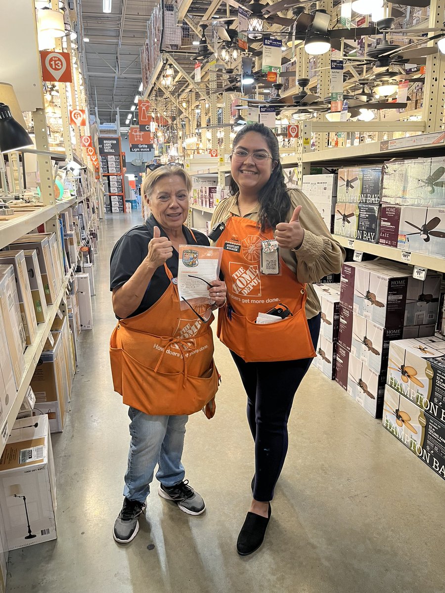 Alma_OrtaTHD's tweet photo. Ms Cynthia such a awesome lady!!! She drives machines and is a coach and role model for all our new and seasoned associates. She always gets it done π #thd6512 @ChrisHa33978925 @asds6512 https://t.co/xa7jNyoxkZ