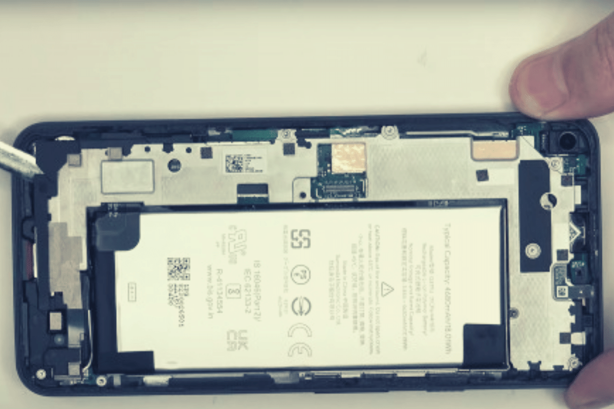Smart_Mobiles's tweet photo. Google Pixel 5a 5G disassembly reveals it is not the easiest to repair https://t.co/3ts9i3WLZk #googlepixel #pixel5a5g https://t.co/xryKHZbOuF
