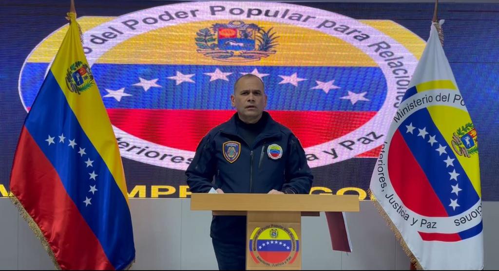 MijpVzla's tweet photo. #Enterate| Con motivo al 85° aniversario de los Bomberos,el Ministro,@CeballosIchaso1 presidió vía streaming el Primer Simposio Venezolano de Bomberos en materia de Gestión de Riesgo, acotando que los funcionarios han logrado rapidez,
 y movilidad  para la protección del pueblo https://t.co/vDB7WZqqgL