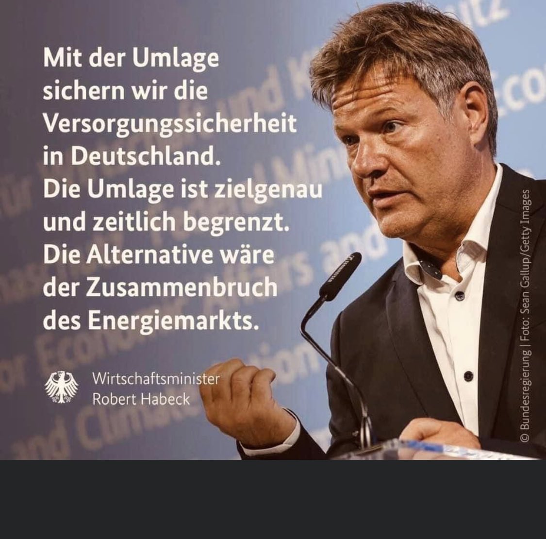 polenz_r's tweet image. Mir leuchtet zweierlei nicht ein:

1.Warum werden nur die Gaskunden in die Pflicht genommen? Bei der Bankenkrise wurde auch mit Steuergeld gerettet
2.Warum werden die Extra-Gewinne der Energiekonzerne bei der Berechnung der Gasumlage nicht wenigstens teilweise gegengerechnet?