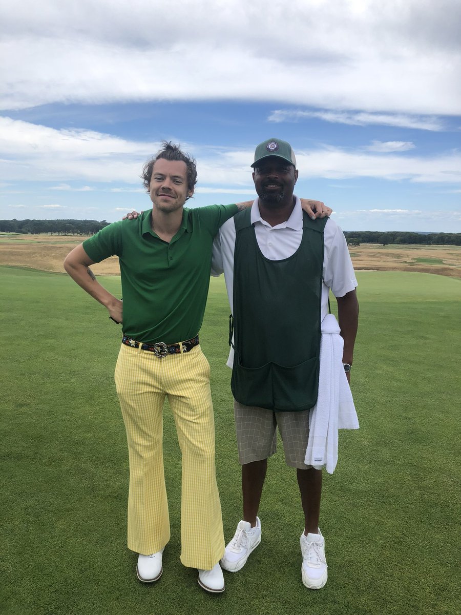 My dad was like “I met a guy today apparently he’s pretty famous” 
I’m like “cool, who” 
he like “idk his name” then sends a picture. Tell me why it’s harry styles lol