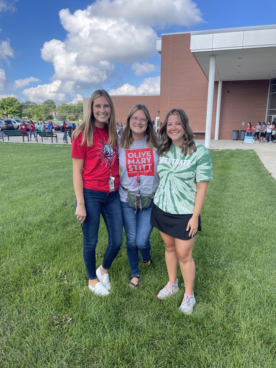 These #formerdolphins are ready for the start of the new year!!! ⁦<a href="/MrsMartini3rd/">Rachel Martini</a>⁩ ⁦<a href="/MissGries3/">Kaitlyn Gries</a>⁩ ⁦<a href="/Miss_Angelico/">Miss Michelle Angelico</a>⁩