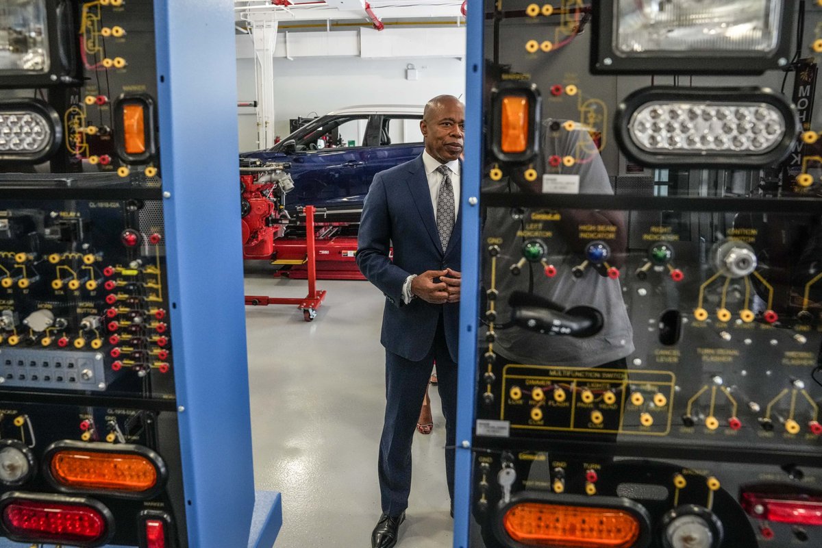 NYCMayor's tweet image. Today, we announced an innovative new talent development initiative that will help place nearly 2,300 low-income New Yorkers on the trajectory to careers our construction transportation and utilities sectors.

Introducing NYC PINCC: www1.nyc.gov/office-of-the-…