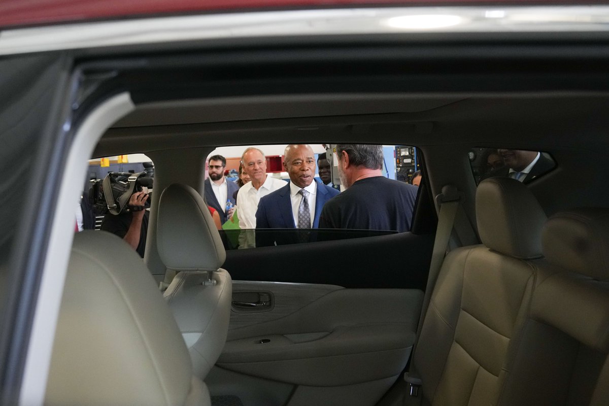 NYCMayor's tweet image. Today, we announced an innovative new talent development initiative that will help place nearly 2,300 low-income New Yorkers on the trajectory to careers our construction transportation and utilities sectors.

Introducing NYC PINCC: www1.nyc.gov/office-of-the-…