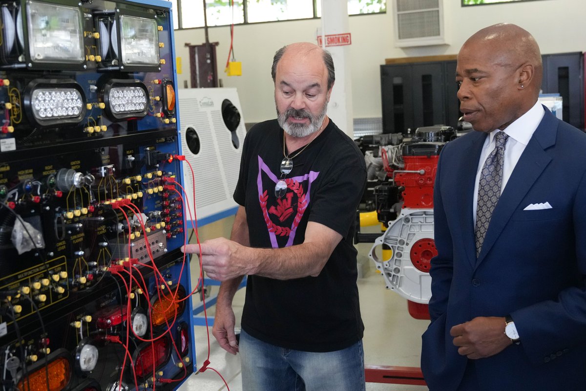 NYCMayor's tweet image. Today, we announced an innovative new talent development initiative that will help place nearly 2,300 low-income New Yorkers on the trajectory to careers our construction transportation and utilities sectors.

Introducing NYC PINCC: www1.nyc.gov/office-of-the-…