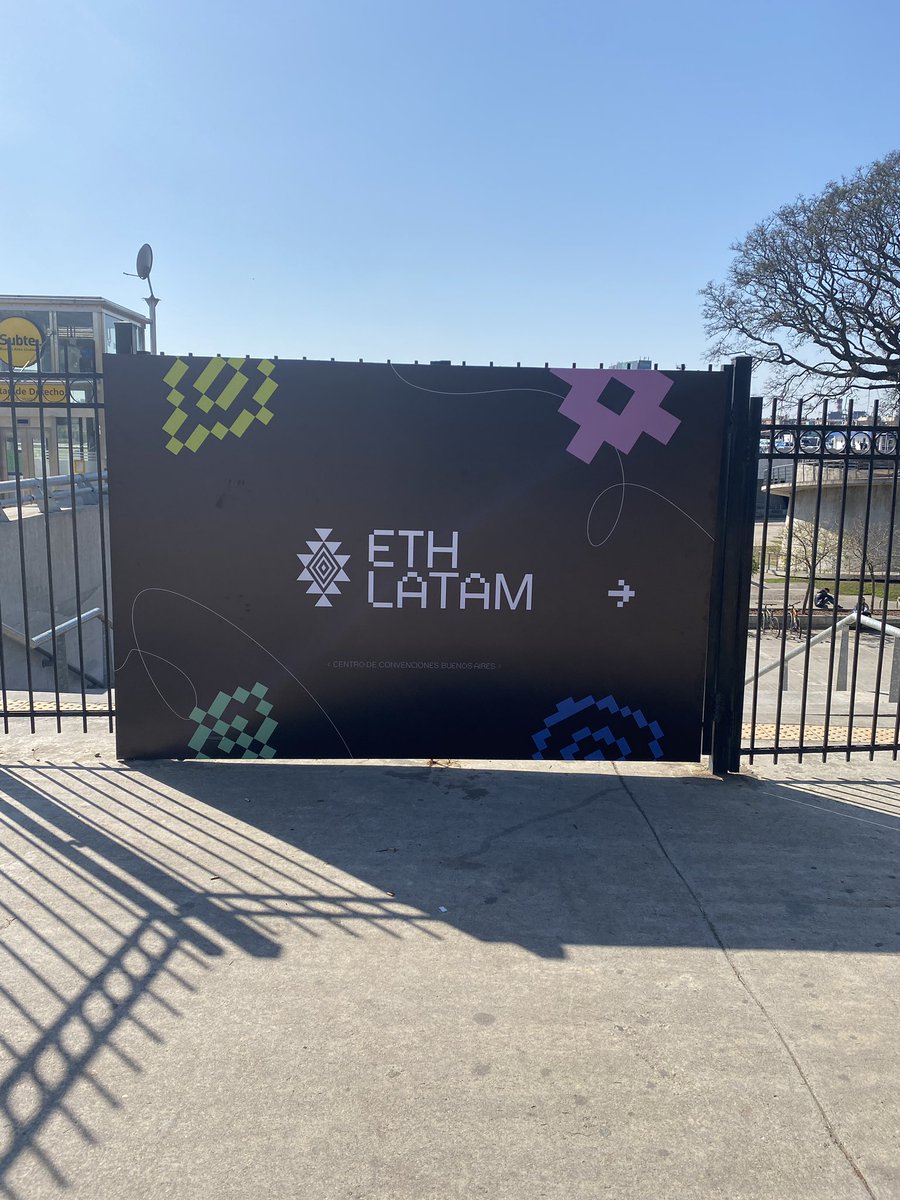 na_schen's tweet photo. Pensamientos que me dejó la charla de ETHLatam: 
1- Lo obvio: Crypto y blockchain son enablers!Tecnología que habilita la creación de proyectos que hacen leverage de la descentralización y la trazabilidad. Recordar el para qué es clave. https://t.co/pRick7uE2C