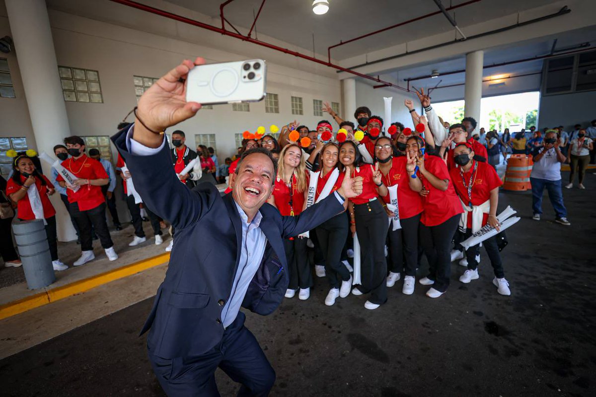 Miguel_Romero_'s tweet photo. Nuestro abrazo y mejores deseos para las clases graduandas 2023 de nuestro Sistema Educativo Municipal Integrado de #SanJuan. #Odyssey #Syderix #Aura 🫶🏻 https://t.co/JXTJwFTSxL