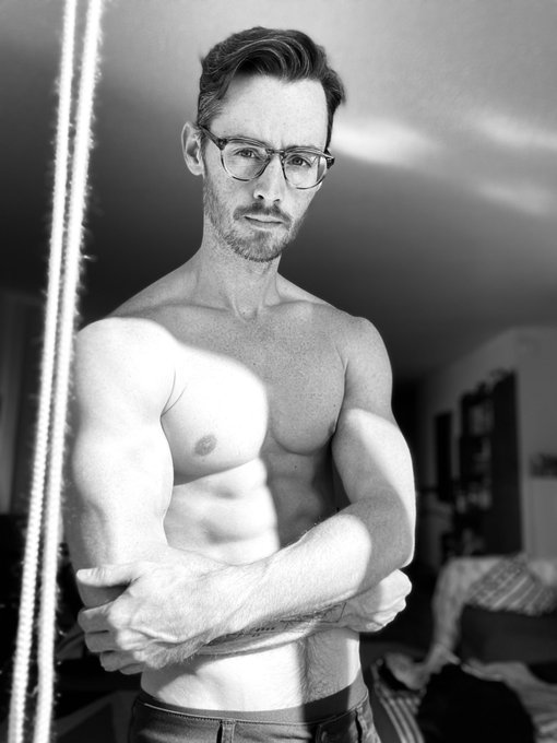 I highly related to this frayed but reliable shade draw string. Years go by and it just keeps pulling<a href="/tag/shibari"class="tags"><span>#shibari</span></a><a href="/tag/ropeart"class="tags"><span>#ropeart</span></a>