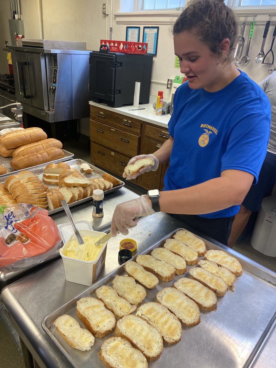 Martinsville FFA officers helped prep &amp; serve food for Martinsville Community Table Tonight! <a href="/MSDMartinsville/">MSD of Martinsville</a> <a href="/AwesomeArties/">Martinsville HS</a>