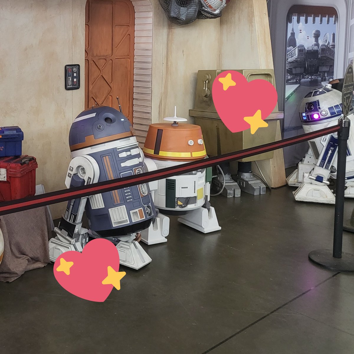 ahsokalorian's tweet photo. didn't get to meet ewan at boston fanexpo but I DID meet chopper #FANEXPOBoston https://t.co/f9qTCP1Amo