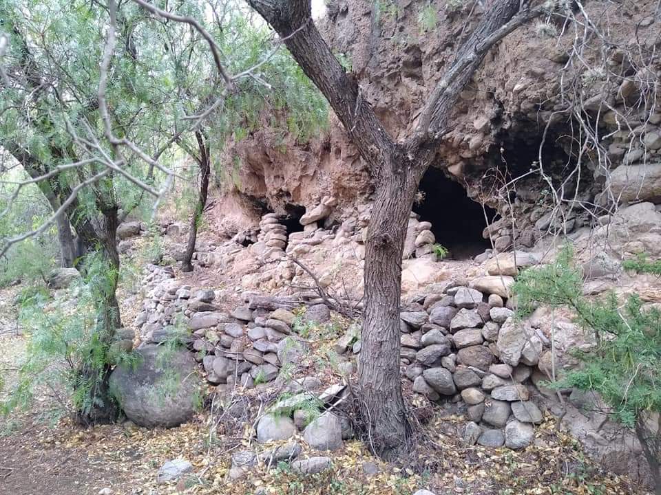 CUEVAS GUACHICHILES EN LA SIERRA DE SAN MIGUELITO Vestigios que deben ser protegidos y respetados. Patrimonio Cultural y Paisajistico... #SierraSi #SierraDeSanMiguelito #sierraresiste @julioastillero