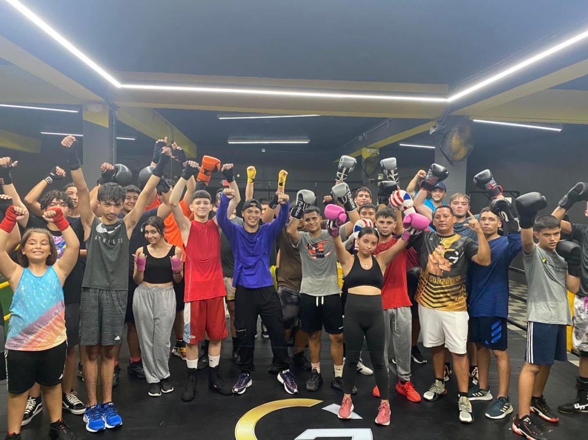 AtlanticBoxing's tweet image. De Chile 🇨🇱 ➡️ Aguadilla 🇺🇦
Recibimiento a José “El Comando” Argel (10-4-3KO) por su actuación en República Dominicana 💥🥊

Argel utilizó nuestras instalaciones para su preparación y los servicios de San González y Cano Vélez como entrenadores.