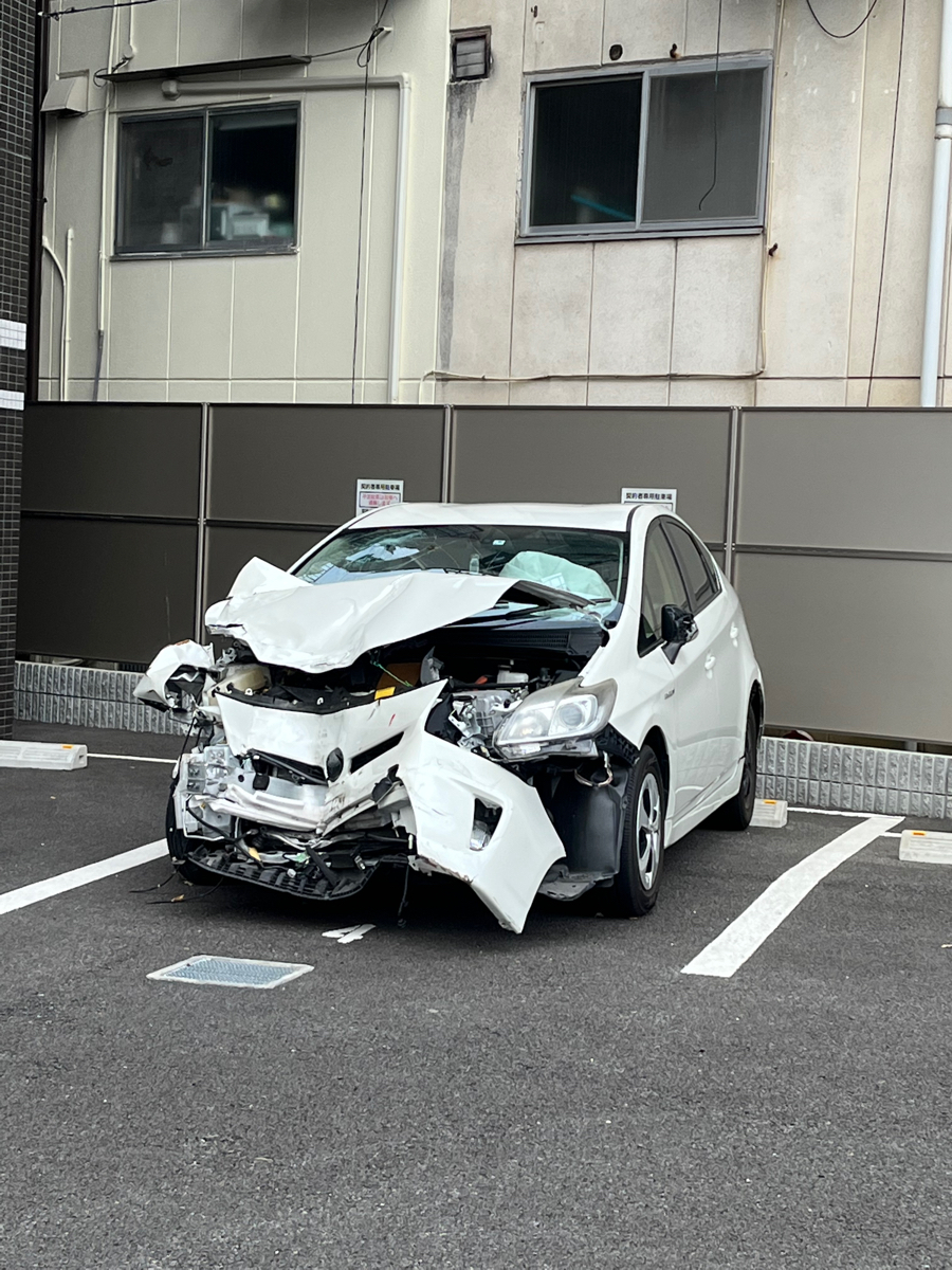 apposo's tweet photo. 行儀良く駐車してるけど大怪我してるやん https://t.co/aSH75SgOrh