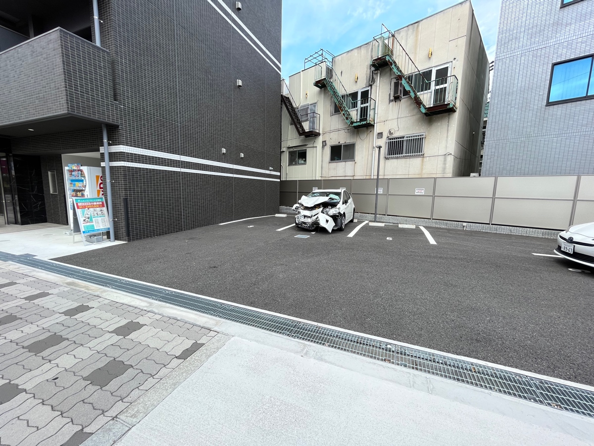 apposo's tweet photo. 行儀良く駐車してるけど大怪我してるやん https://t.co/aSH75SgOrh