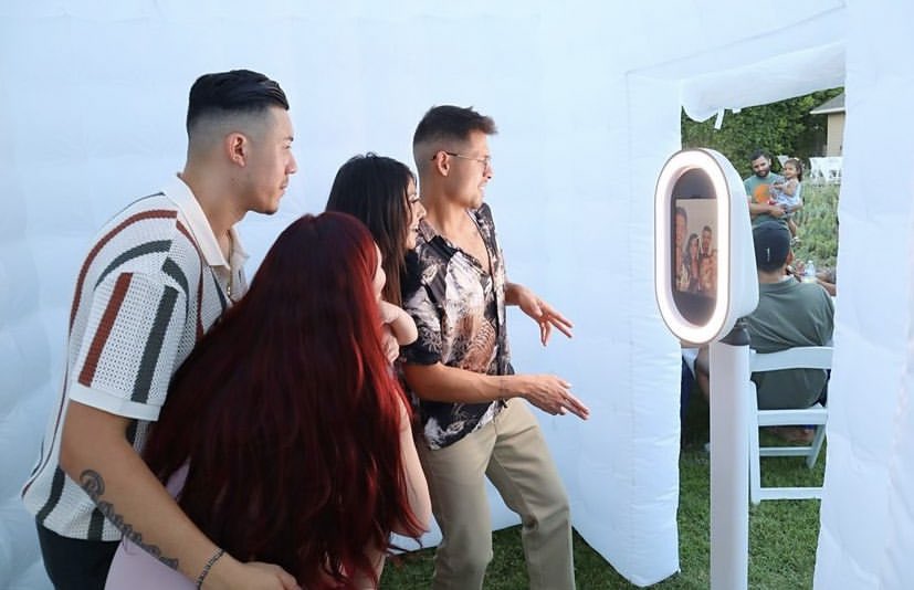 yurialbertos's tweet photo. new photo of david helping promote his younger sister’s new business! https://t.co/yZrYt4o6nN