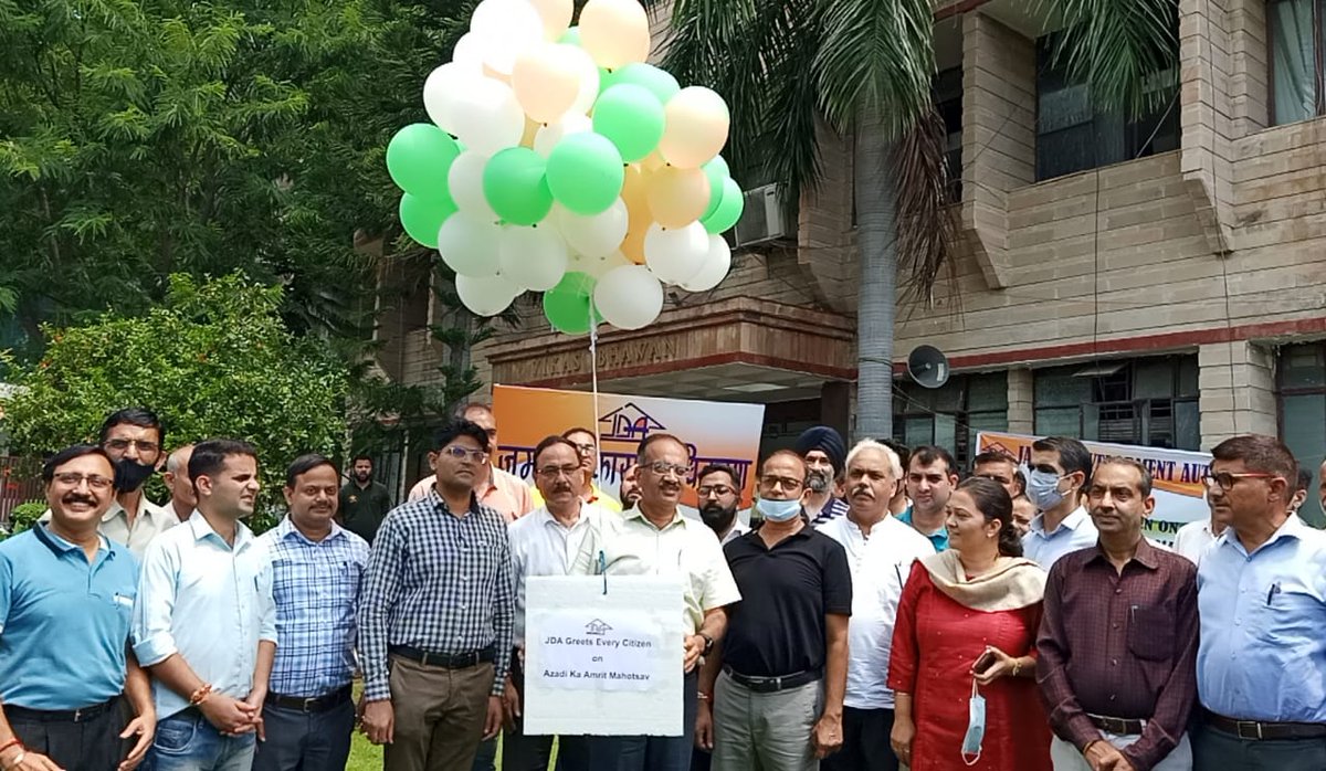 AuthorityJammu's tweet photo. JDA started celebrations of Azadi ka Amrit Mahotsav from 13th Aug. JDA HQ was decorated with 75 Tirangas and illuminated with tricolor lighting. VC JDA released bunch of 75 tricolor balloons and addressed employees during Cultural Program which concluded with National Anthem. https://t.co/hFpI0kG8U0