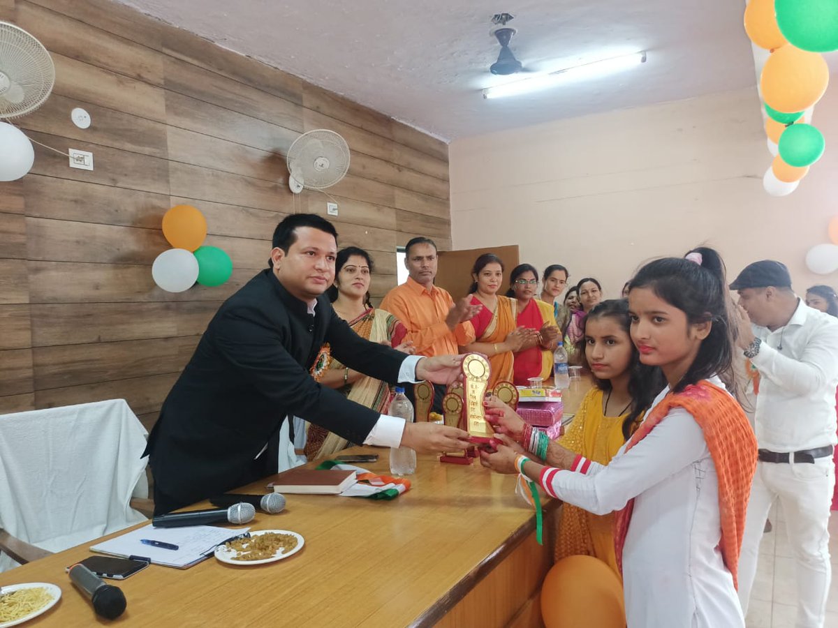 HataSdm's tweet photo. 75वें स्वतंत्रता दिवस में उपजिलाधिकारी महोदय द्वारा तहसील हाटा में ध्वजारोहण किया गया है। कस्तूरबा विद्यालय के छात्राओं द्वारा सांस्कृतिक कार्यक्रम प्रस्तुत किए गए उत्कृष्ट प्रदर्शन करने वाले छात्राओं को उपजिलाधिकारी महोदय द्वारा पुरुस्कृत किया गया। https://t.co/w6MGP1XPq9