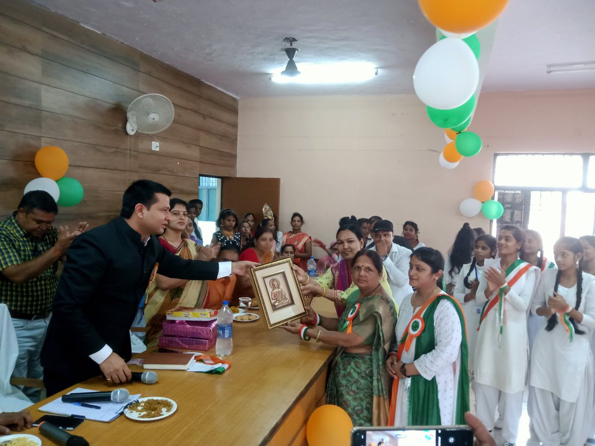 HataSdm's tweet photo. 75वें स्वतंत्रता दिवस में उपजिलाधिकारी महोदय द्वारा तहसील हाटा में ध्वजारोहण किया गया है। कस्तूरबा विद्यालय के छात्राओं द्वारा सांस्कृतिक कार्यक्रम प्रस्तुत किए गए उत्कृष्ट प्रदर्शन करने वाले छात्राओं को उपजिलाधिकारी महोदय द्वारा पुरुस्कृत किया गया। https://t.co/w6MGP1XPq9