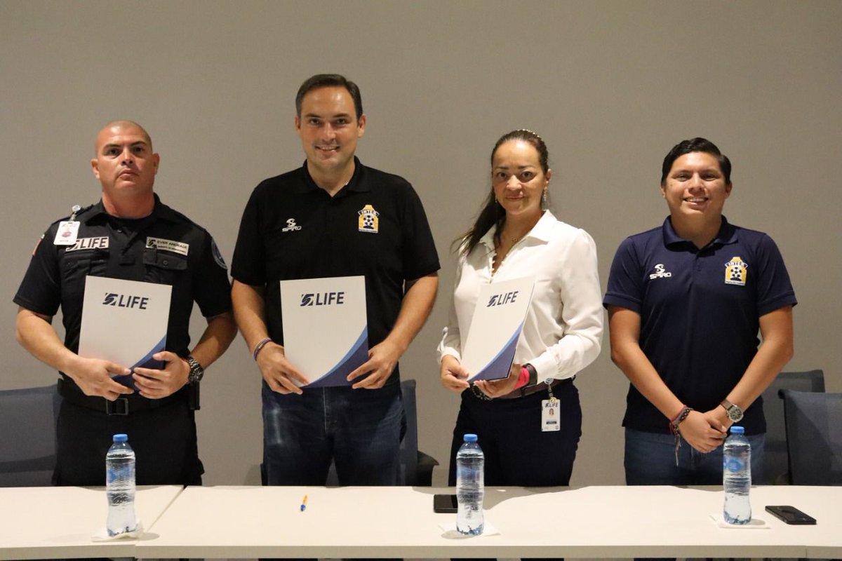 SomosInterPlaya's tweet photo. 📝 ⏐ El #InterPlaya firmó un convenio de colaboración con @ambulife, la cual se encargará de la asistencia médica o traslados en caso de ser necesario, en todos los juegos de local de @LigaPremier_FMF  y @LigaTDP. 

👉🏻 https://t.co/ispDsraZ56

#SoyInterPlaya 🔵⚪️ https://t.co/kYb4nlzdII