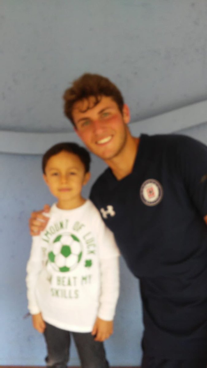 cocol36's tweet photo. Hace 4 años celebré mi cumpleaños 5 visitando a la grandiosa Máquina del @CruzAzul y desde entonces te tenía mucho aprecio @Santigim9, nos puedes mandar un saludo a mi hermano Bernie y a mi (Ricky)? Gracias https://t.co/xaCchM6iuq
