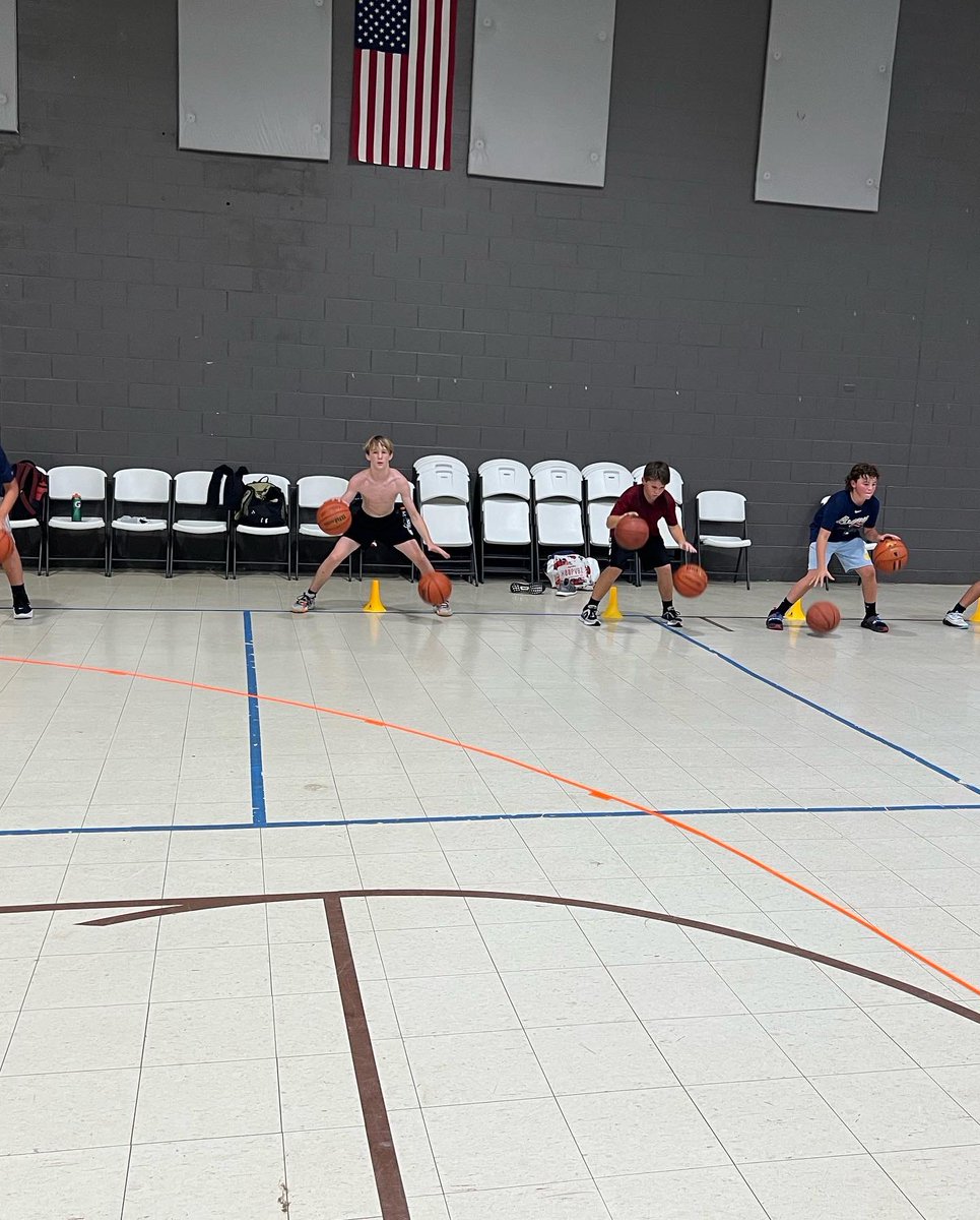 SmokyAthletics's tweet photo. Young hoopers just puttin in work to finish up the day sharpening their tools before it’s time to go to work this season…#nooneiswatching, #pricetag, #ironsharpensiron https://t.co/l9mdges8ip