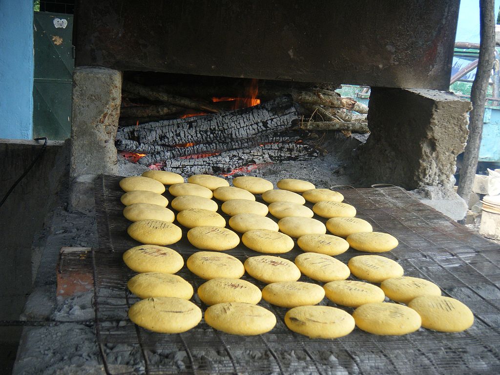 avdgastronomia's tweet photo. Areperas en Venezuela
A mediados del siglo XX las areperas comenzaron a ser lugares simbólicos de prácticas cotidianas en la vida de los venezolanos. Tomaron el nombre del antiguo oficio de las mujeres que se dedicaban a pilar y moler maíz para vender arepas en épocas pasadas https://t.co/MIM3M37na4