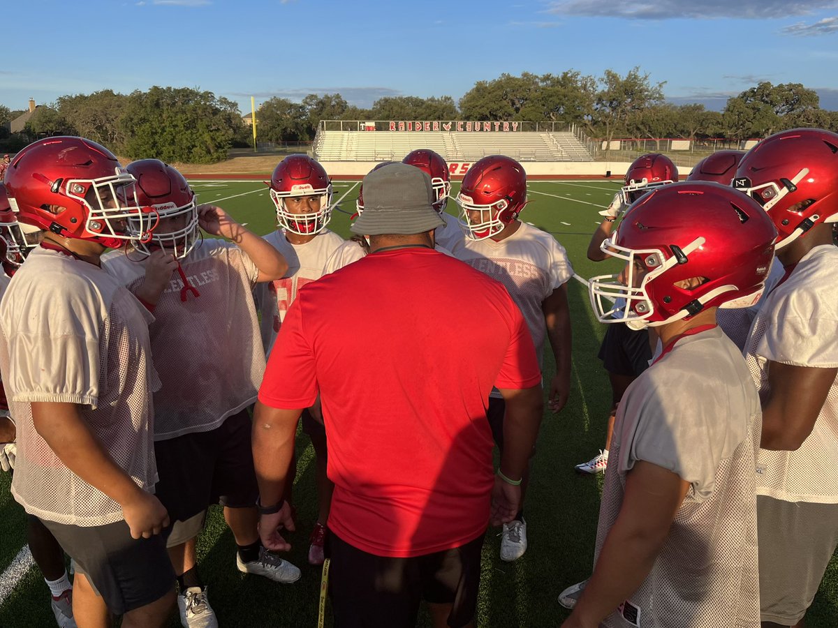 VVinzetta's tweet photo. Correction!!! I’m only human! 🤷‍♂️
We’re with the @TaftRaider kids tonight! Head Coach Ricky Stade has built something impressive in short time! More at 10pm with @nateryansports @NISDTaft @NISD_Athletics #PrepPreview https://t.co/OIQNOgFfqA