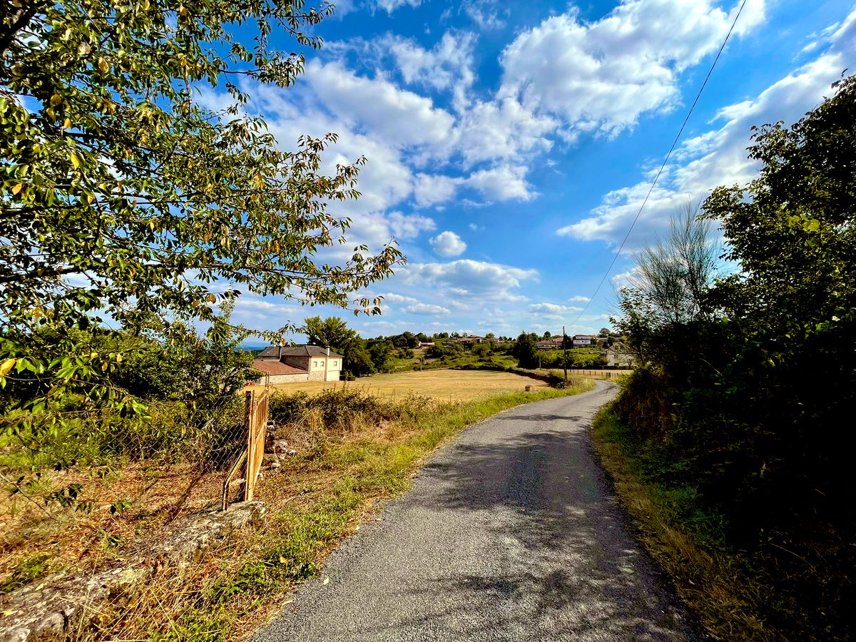 luaeve40's tweet photo. #CaminemJunts sense destí, ni final, sense objectius i sense metes…#caminem fins q s’acabi el camí, sense pressa ni condicions, sense somnis, sense esperar res al final del viatge. Tot el q #busques ho trobaras al camí si et deixes ser lliure i permets fluir l’ànima https://t.co/LBc9y82oso