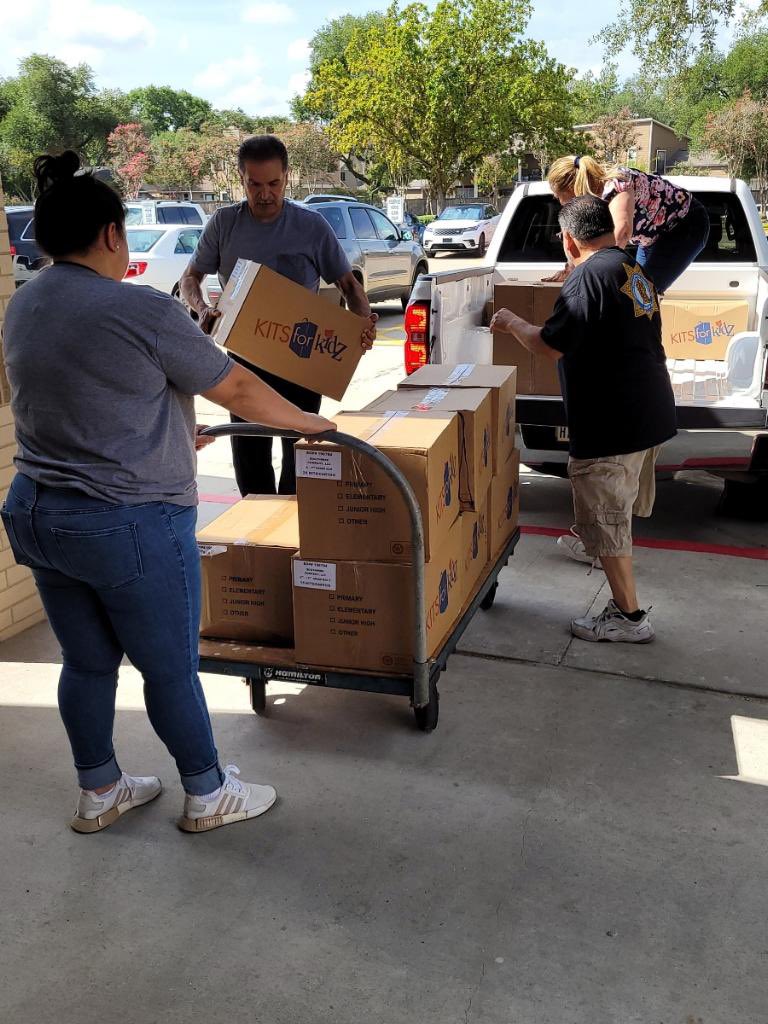 Ms_E_Sanchez's tweet photo. Today @HorneElementary received 500
backpacks from the National Latino
Peace Officer Association-Greater
Houston Chapter in conjunction with
Southwire's Project Gift. THANK YOU 🎉🎉 Mr. Yzagirre's dad belongs to #NLPOA and he assisted in dropping off the backpacks this morning.👏 https://t.co/lrHVrxqimj