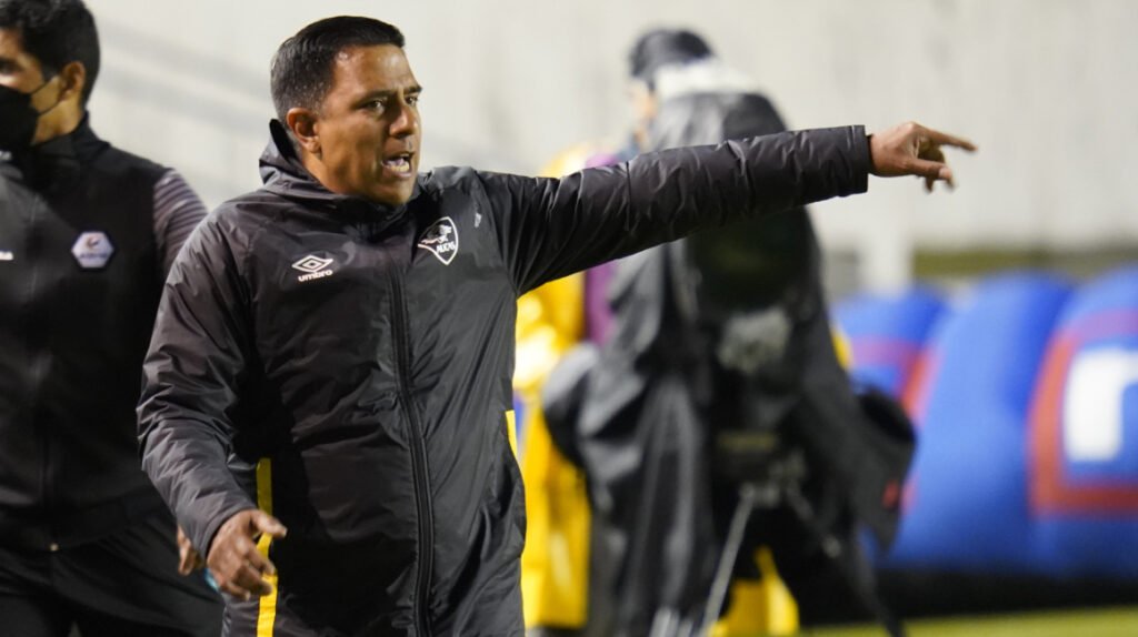 Naranjazos10's tweet photo. 🗣️ Lo de César Farías no puede pasar por debajo de la mesa

Con la victoria de este fin de semana:
➡ 6 partidos
➡ 4 ganados
➡ 2 empates
➡ 12 goles a favor, 3 en contra
➡ Líder y único invicto en Ecuador

➡ Además acumula 13 partidos sin perder desde que llegó a la Liga Pro https://t.co/DUjT6MHzth