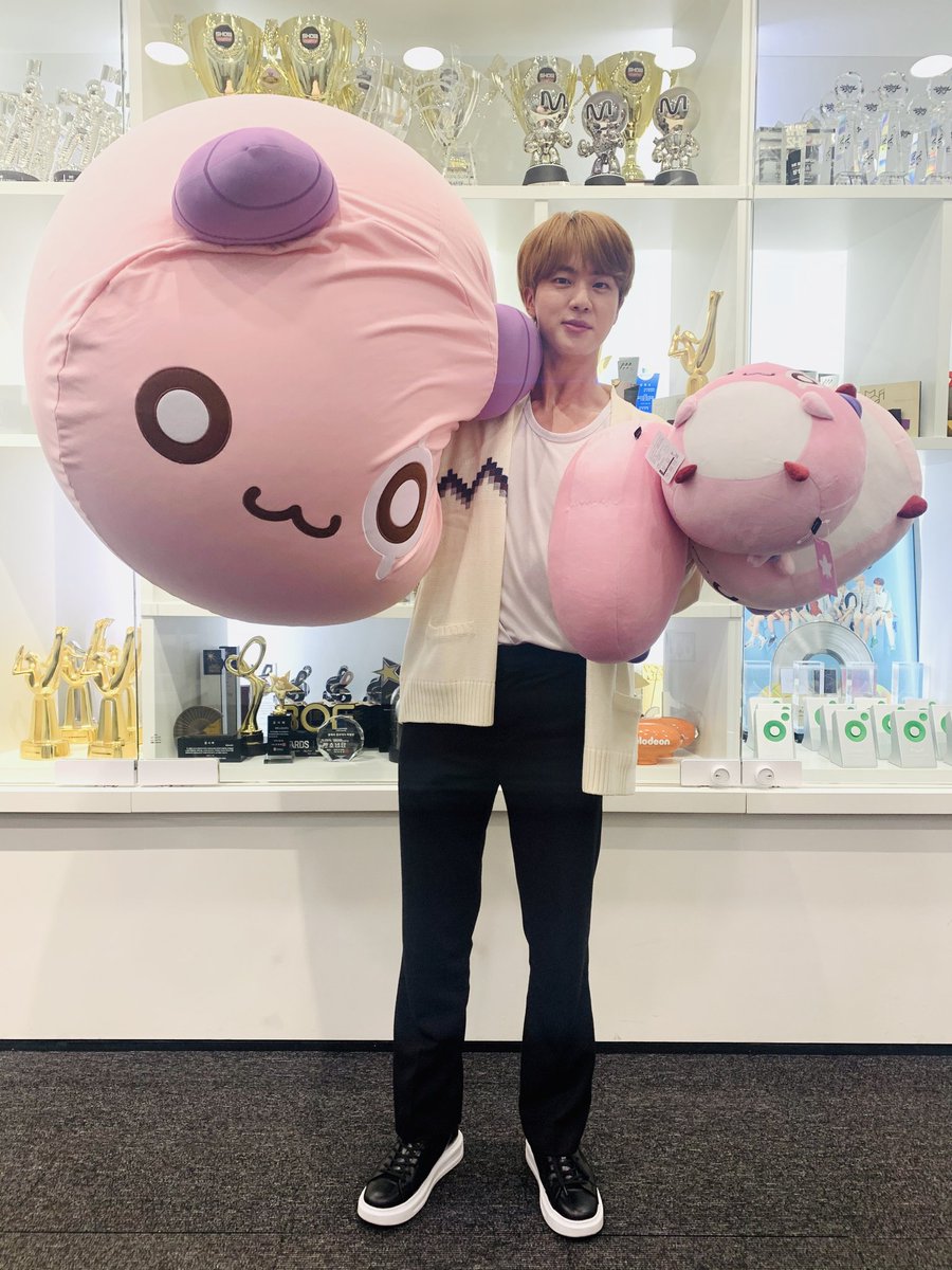 GraphicsJin's tweet photo. Join us in trending!! ⬇️⬇️⬇️

MAPLER JIN GOES TO WORK

#KimSeokjinXMapleStory
#Yours_Jin #SuperTuna_Jin #BTSJIN @BTS_twt https://t.co/ScxSNo96zM