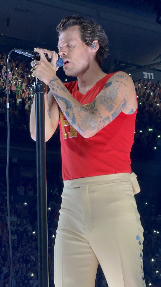 he looked so good again?? love the curls behind his ear